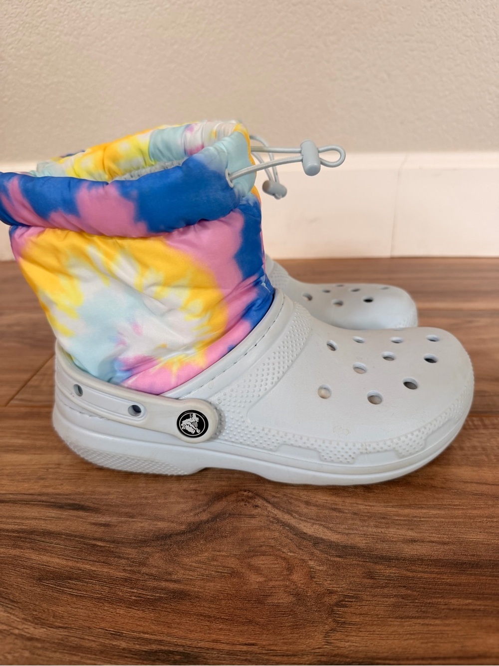 CROCS Classic Tie-Dye Puff Lined Clog Boot Light Blue Croc w/Pink, Blue & Yellow - Picture 6 of 8